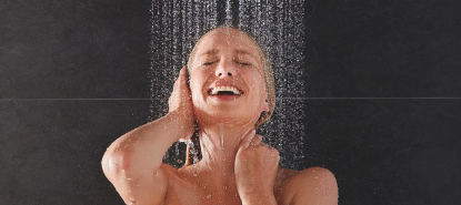 Chica se ducha con grifería moderno estilo lluvia