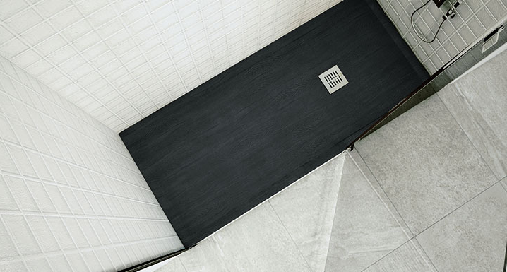 Vista desde arriba de un plato de ducha extraplano y moderno