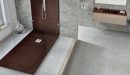 Plato de ducha a ras de resina y textura madera