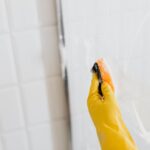 <strong>¿Con qué limpiar la mampara de la ducha? Todas las claves</strong>