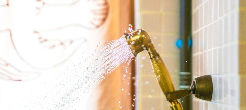 mampara sin perfil inferior se le sale el agua